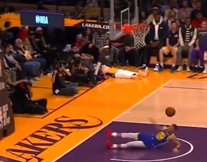 篮球场上一幕奇观,球员运球时突然失误滑倒的简单介绍 篮球场上一幕奇观,球员运球时突然失误滑倒的简单介绍