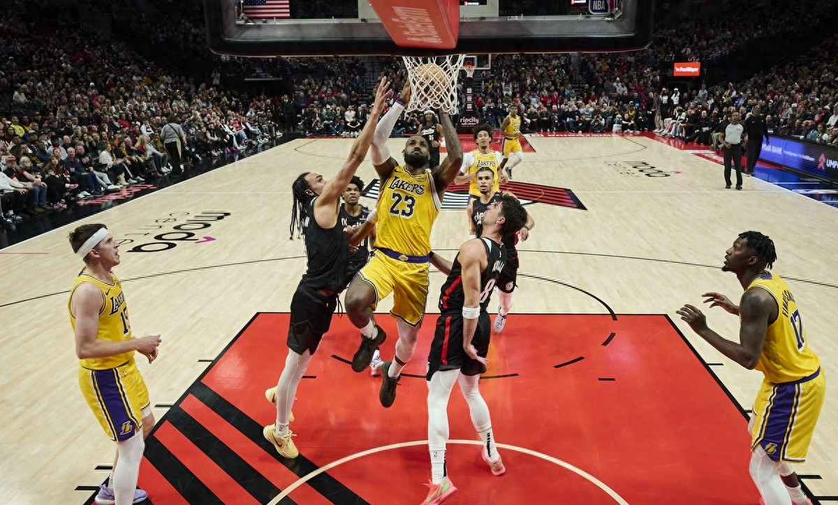 关于湖人控卫连砍+带领球队逆转开拓者助球队迎来胜利的信息 关于湖人控卫连砍+带领球队逆转开拓者助球队迎来胜利的信息