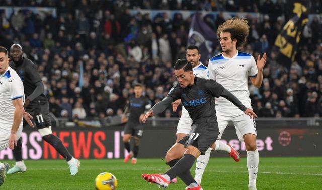 包含那不勒斯取得关键胜利，逼近争夺冠军的词条