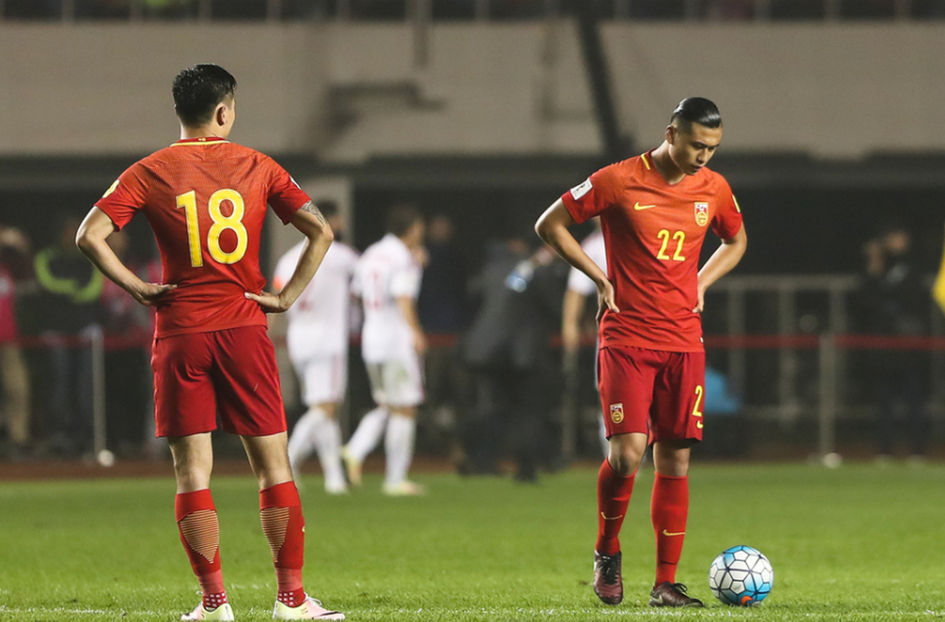 国足队员比赛坚韧拼搏,不畏艰难 国足队员比赛坚韧拼搏,不畏艰难