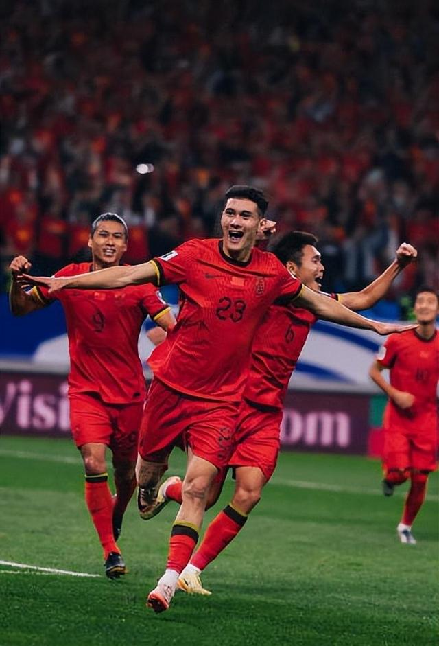 比赛节奏快速,球员奋力拼搏 比赛节奏快速,球员奋力拼搏