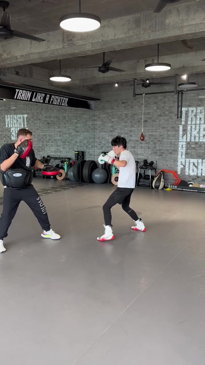 英国拳击选手斩获金牌，实力强劲