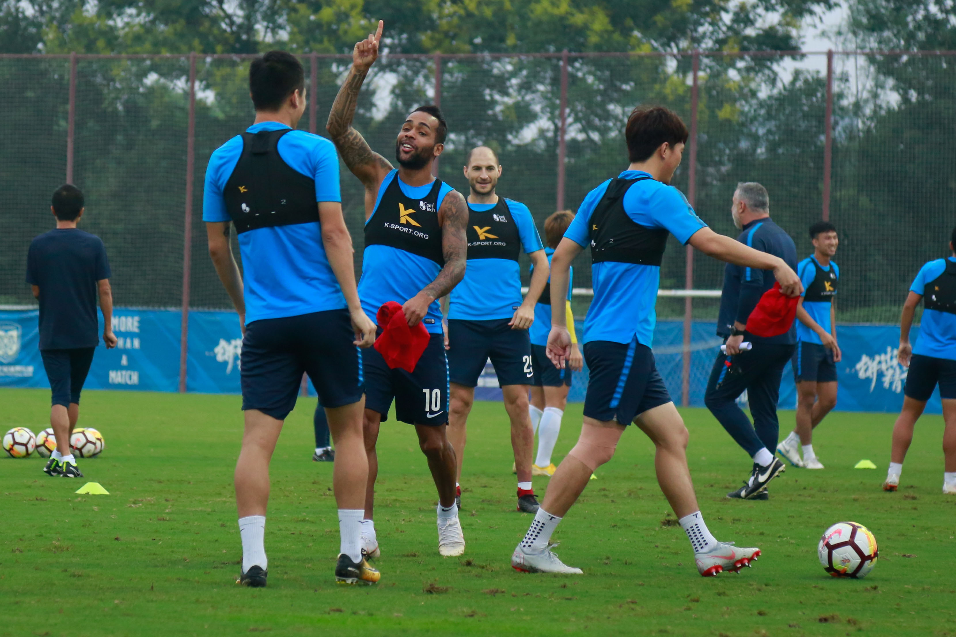 江苏省体育中心上演搏命一战,苏宁大将士气高昂 江苏省体育中心上演搏命一战,苏宁大将士气高昂