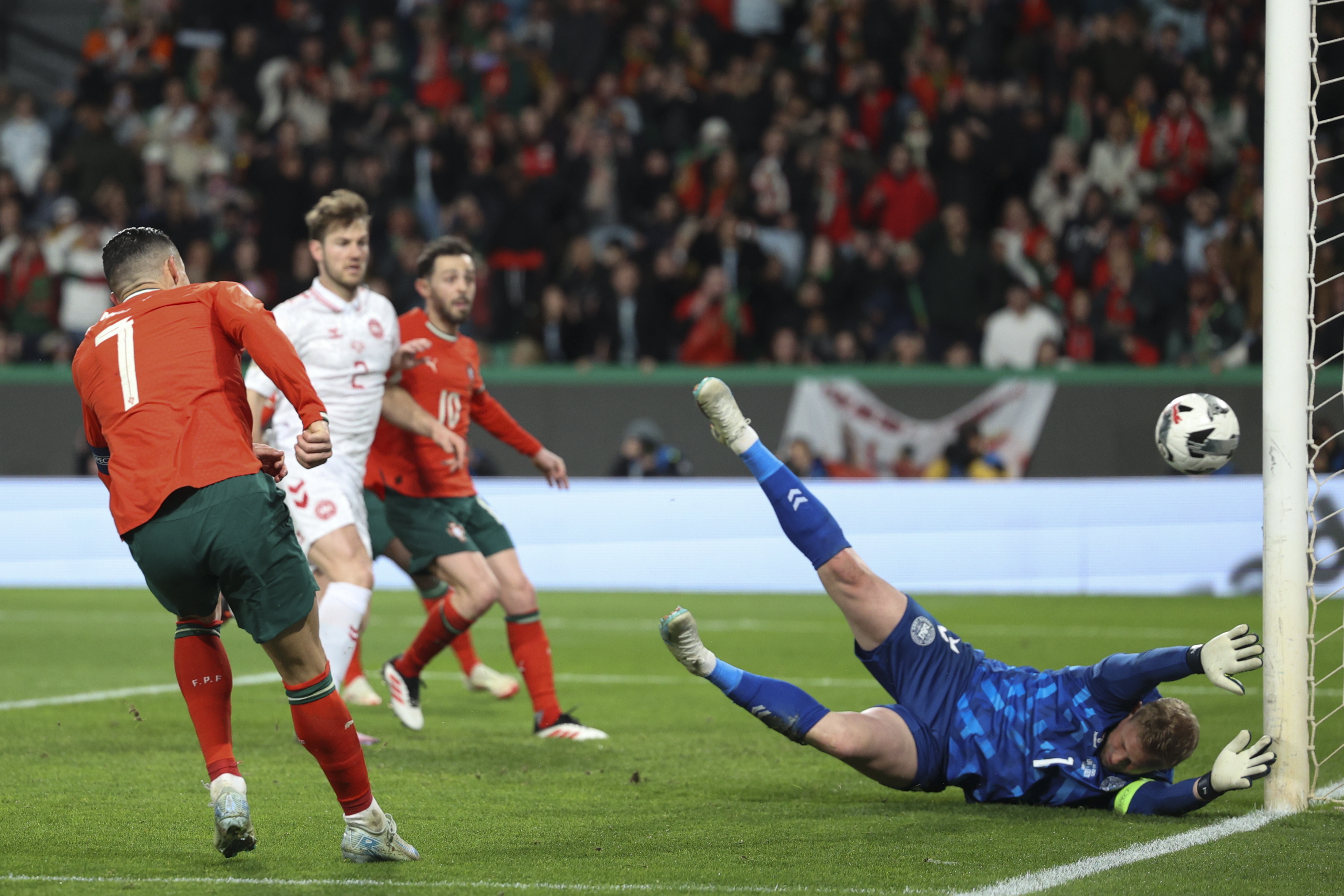 包含国际足球局势紧张,球队备战顶级赛事的词条 包含国际足球局势紧张,球队备战顶级赛事的词条