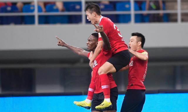 广州富力队击败深圳队,取得胜利 广州富力队击败深圳队,取得胜利