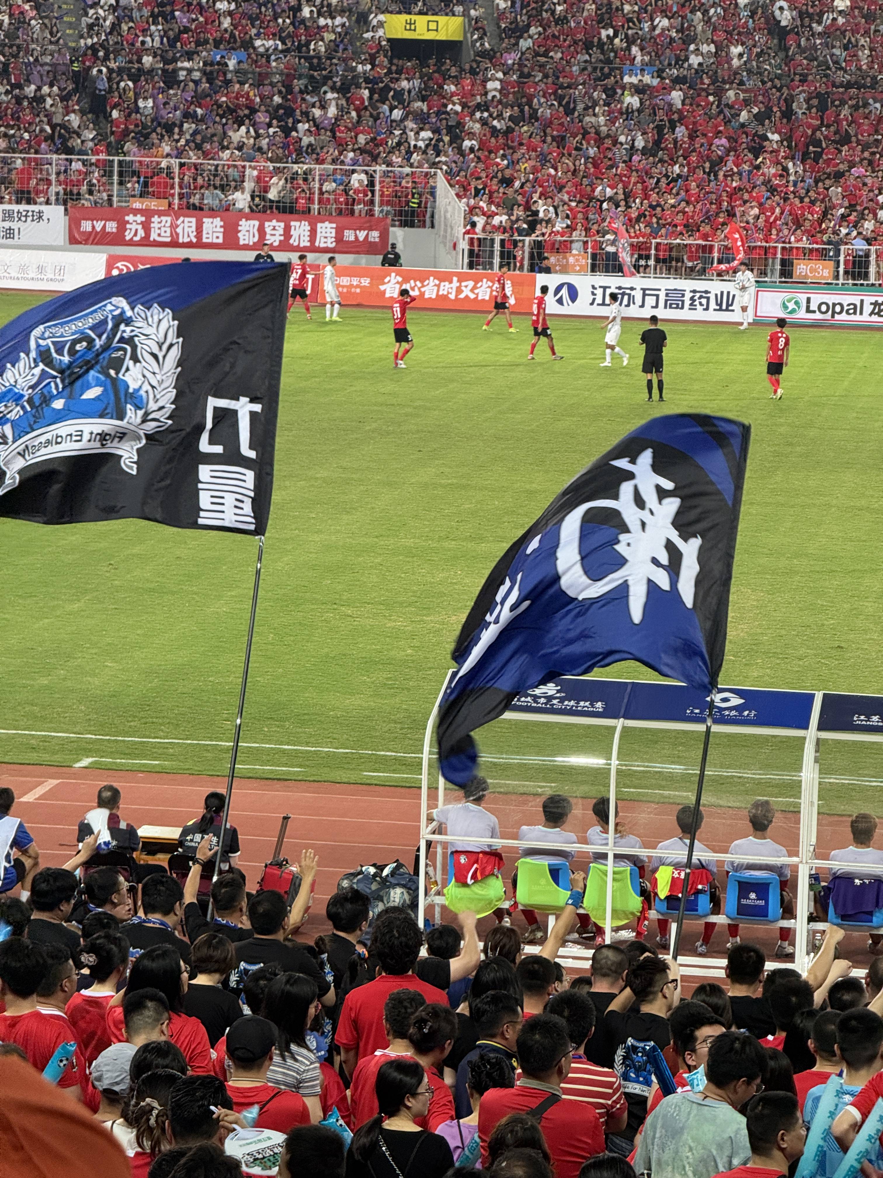 本土足球联赛球队士气高昂，球员表现出色