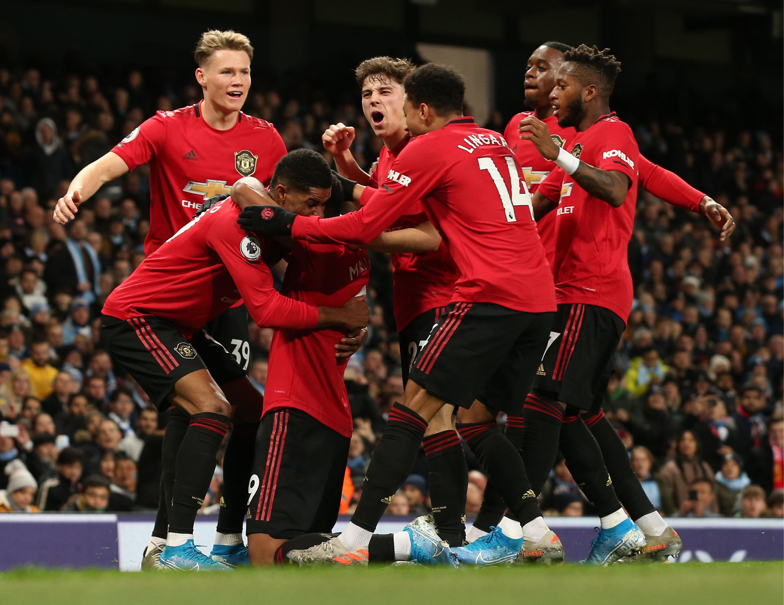 曼联队热血奋战,英超球队气势如虹 曼联队热血奋战,英超球队气势如虹