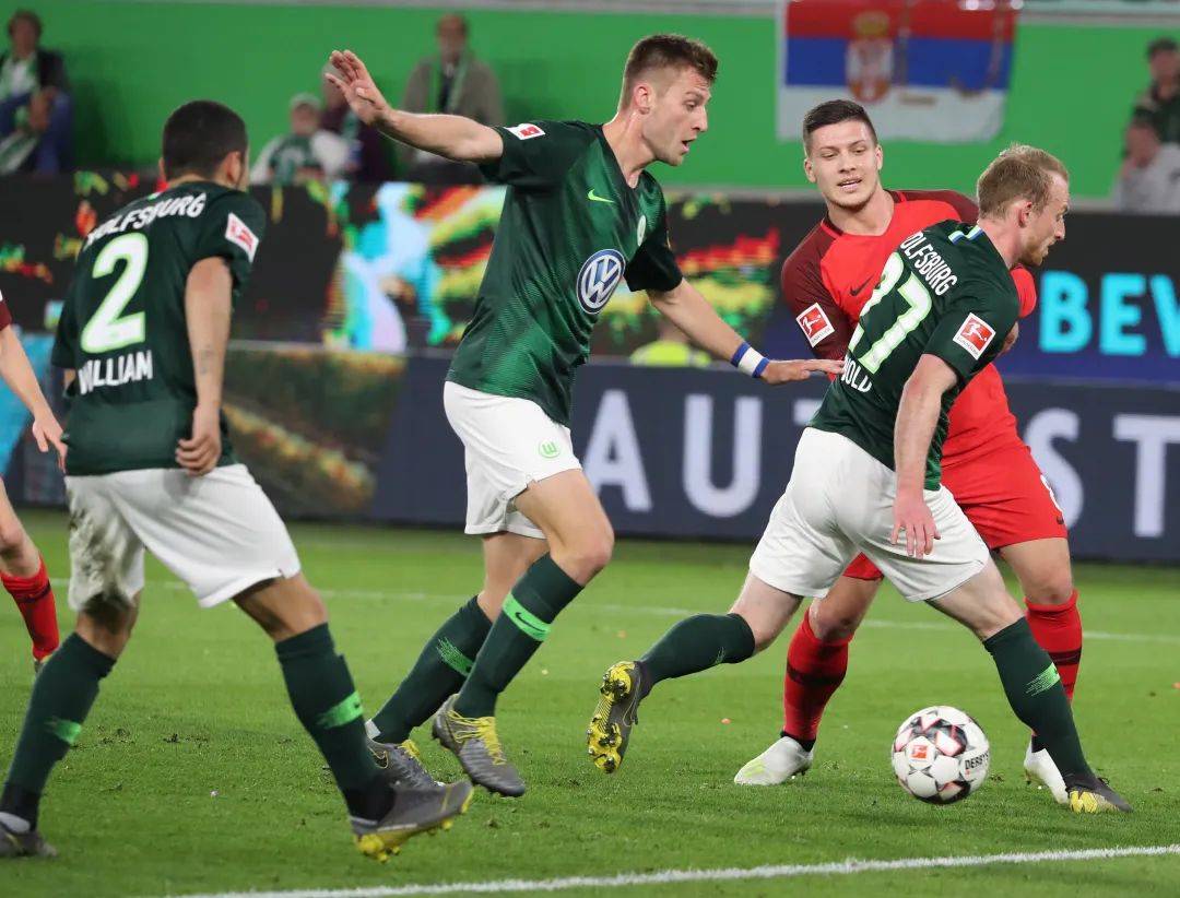 包含弗赖堡客场保持不败，继续稳居德甲中游的词条