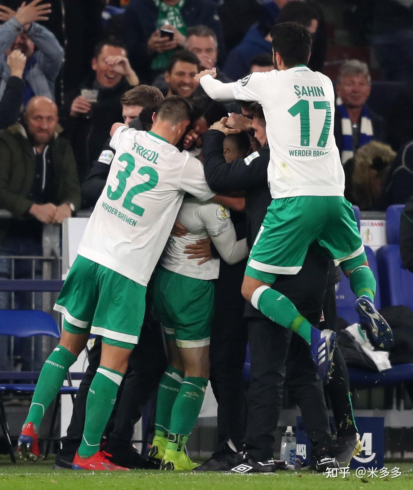 包含弗赖堡客场保持不败，继续稳居德甲中游的词条