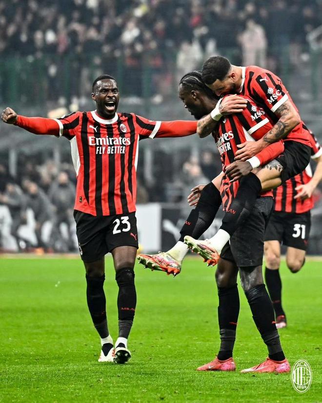 AC米兰紧要关头,团结协作穿插重围的简单介绍 AC米兰紧要关头,团结协作穿插重围的简单介绍