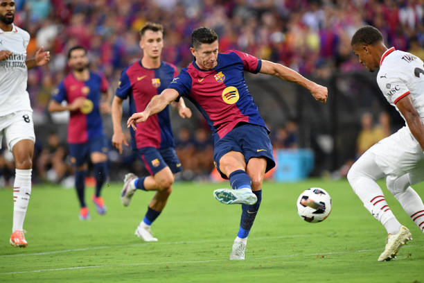 AC米兰紧要关头,团结协作穿插重围的简单介绍 AC米兰紧要关头,团结协作穿插重围的简单介绍