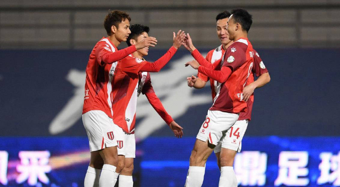 冠军联赛热门球队备战新赛季开胚