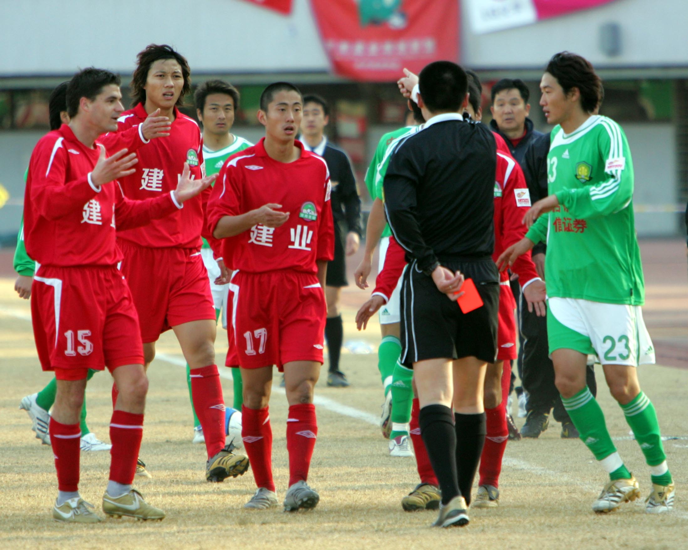 上港爆冷输给建业,冲击前三告急 上港爆冷输给建业,冲击前三告急