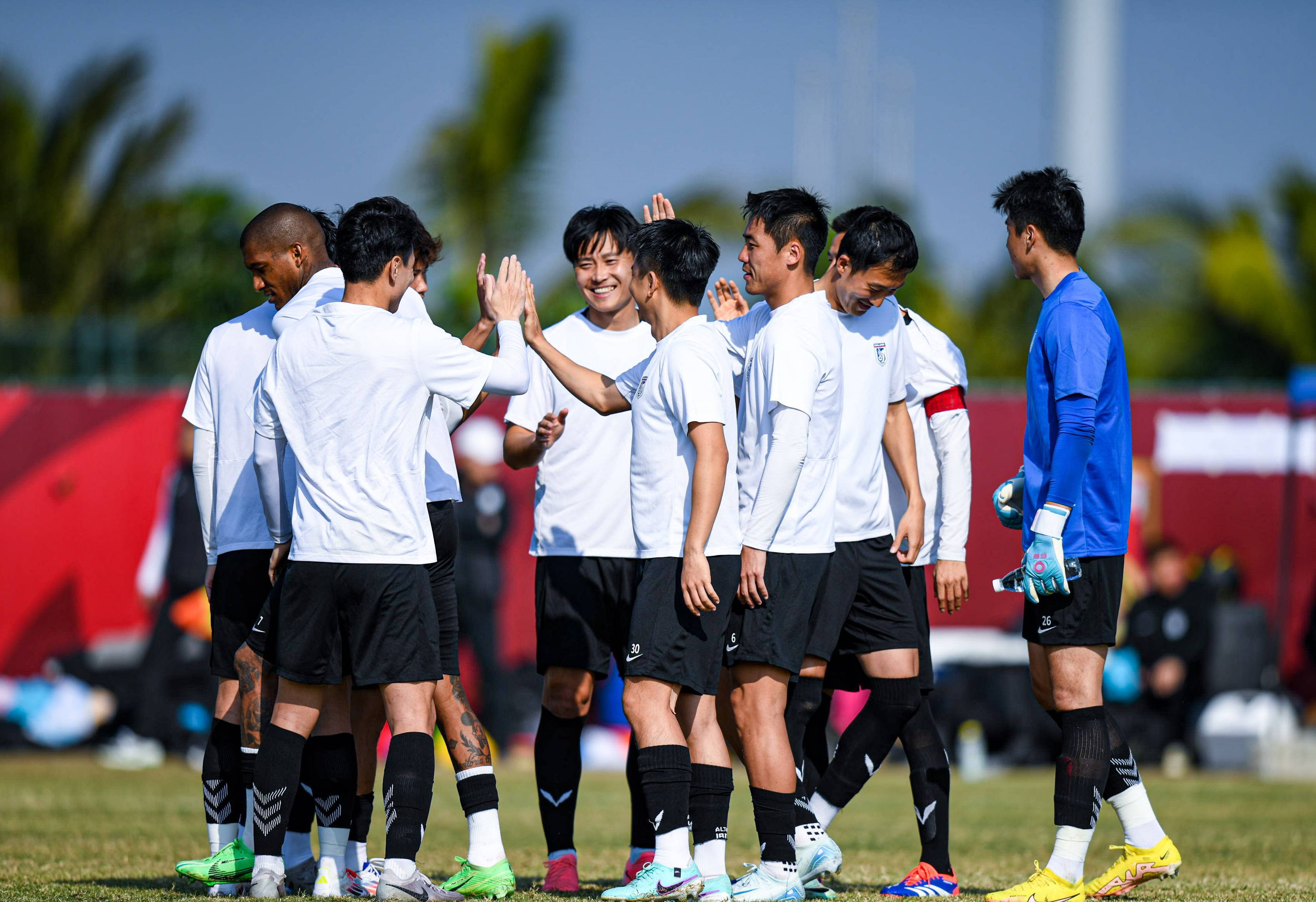 大连一方主场苦战,最终不敌对手! 大连一方主场苦战,最终不敌对手!