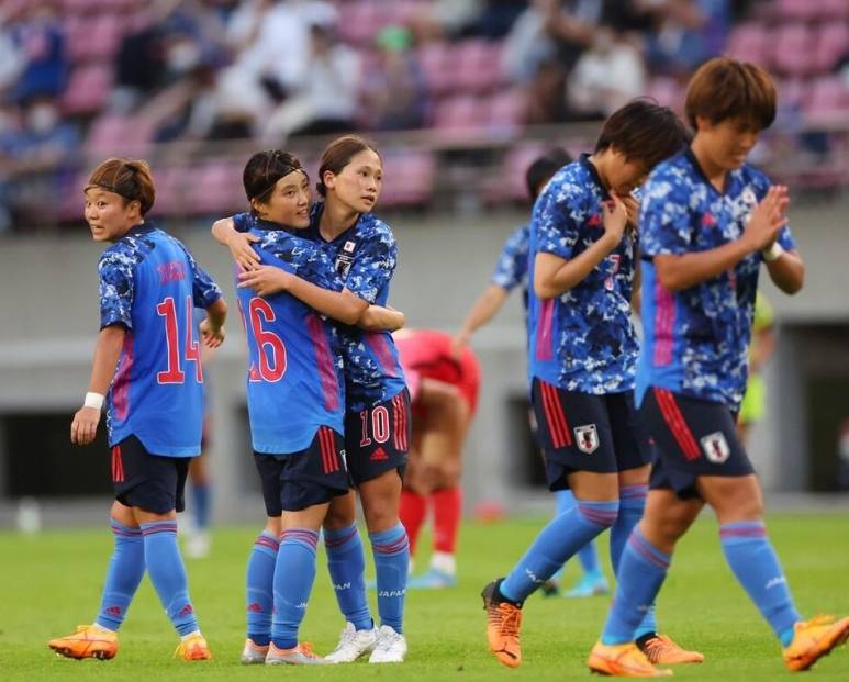 国际足坛的女子球员表现出色，赛场变焦点