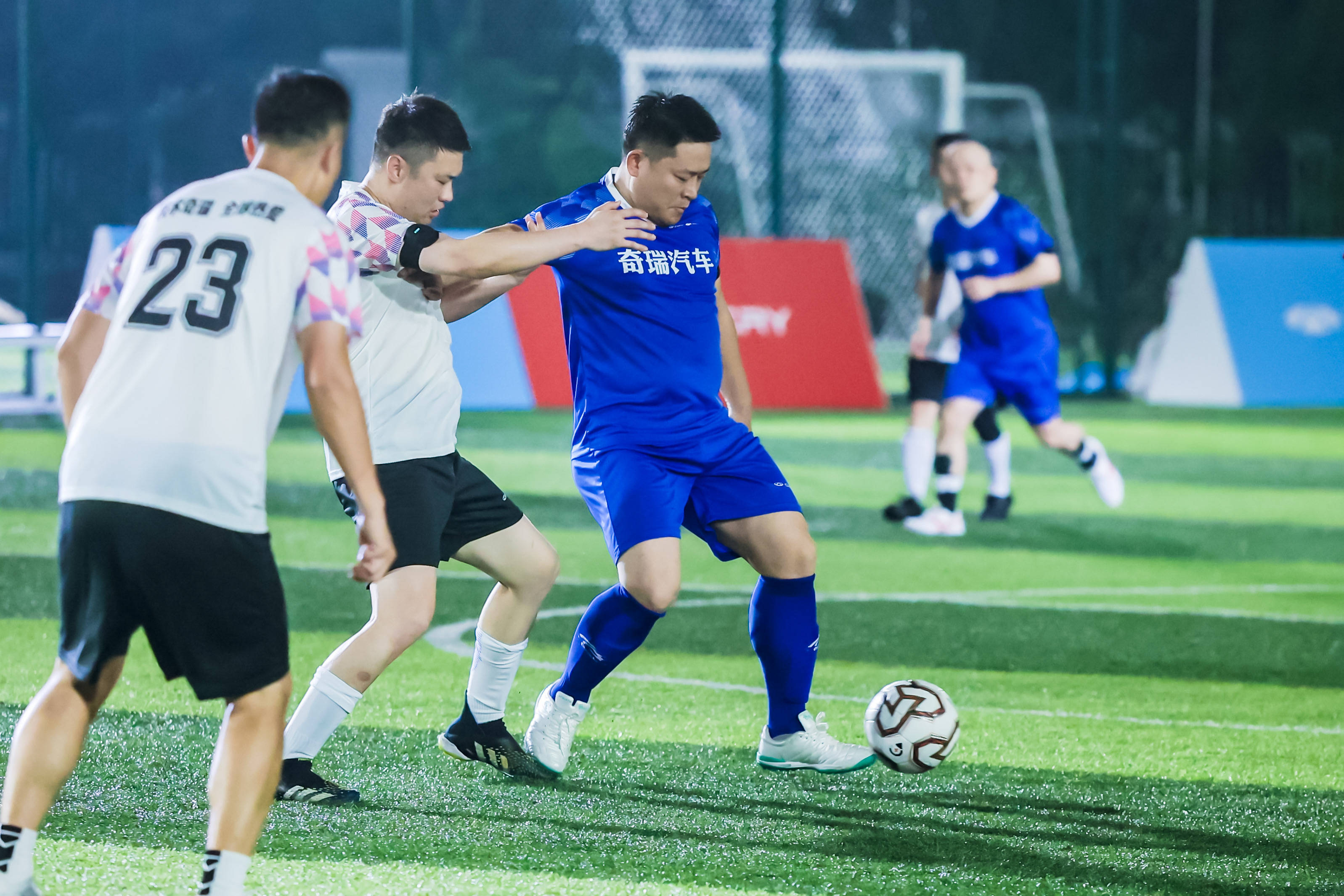 广大球迷一致点赞!国内足球联赛吸引眼球 广大球迷一致点赞!国内足球联赛吸引眼球