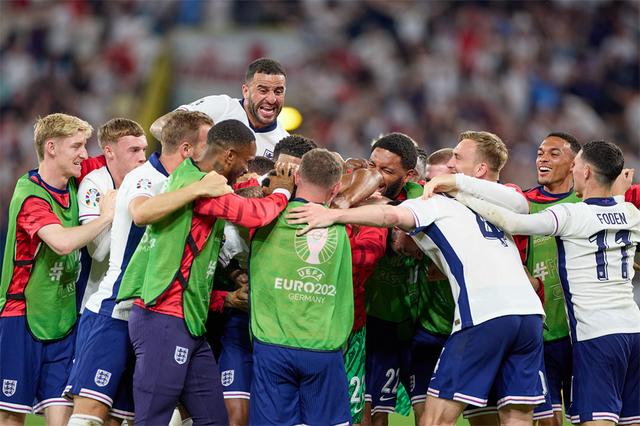 荷兰队员表现出色,成功晋级下一轮比赛 荷兰队员表现出色,成功晋级下一轮比赛