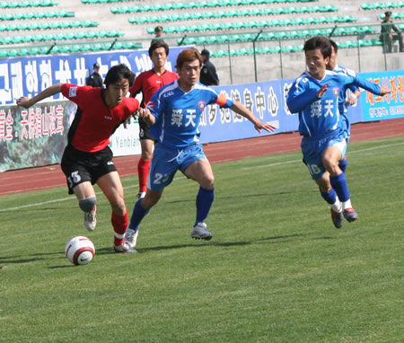 国内足球联赛重重关卡,球场战局激烈 国内足球联赛重重关卡,球场战局激烈