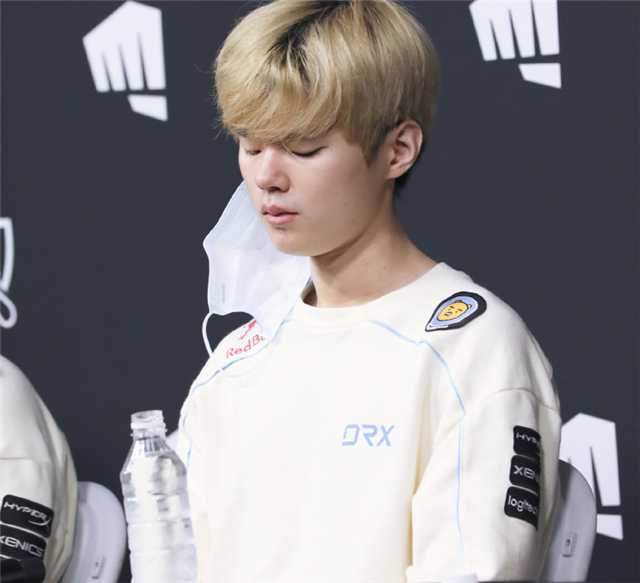 DRX鏖战G2,Uzi团战一打五宿命之战淘汰赛,点燃全场激情 DRX鏖战G2,Uzi团战一打五宿命之战淘汰赛,点燃全场激情