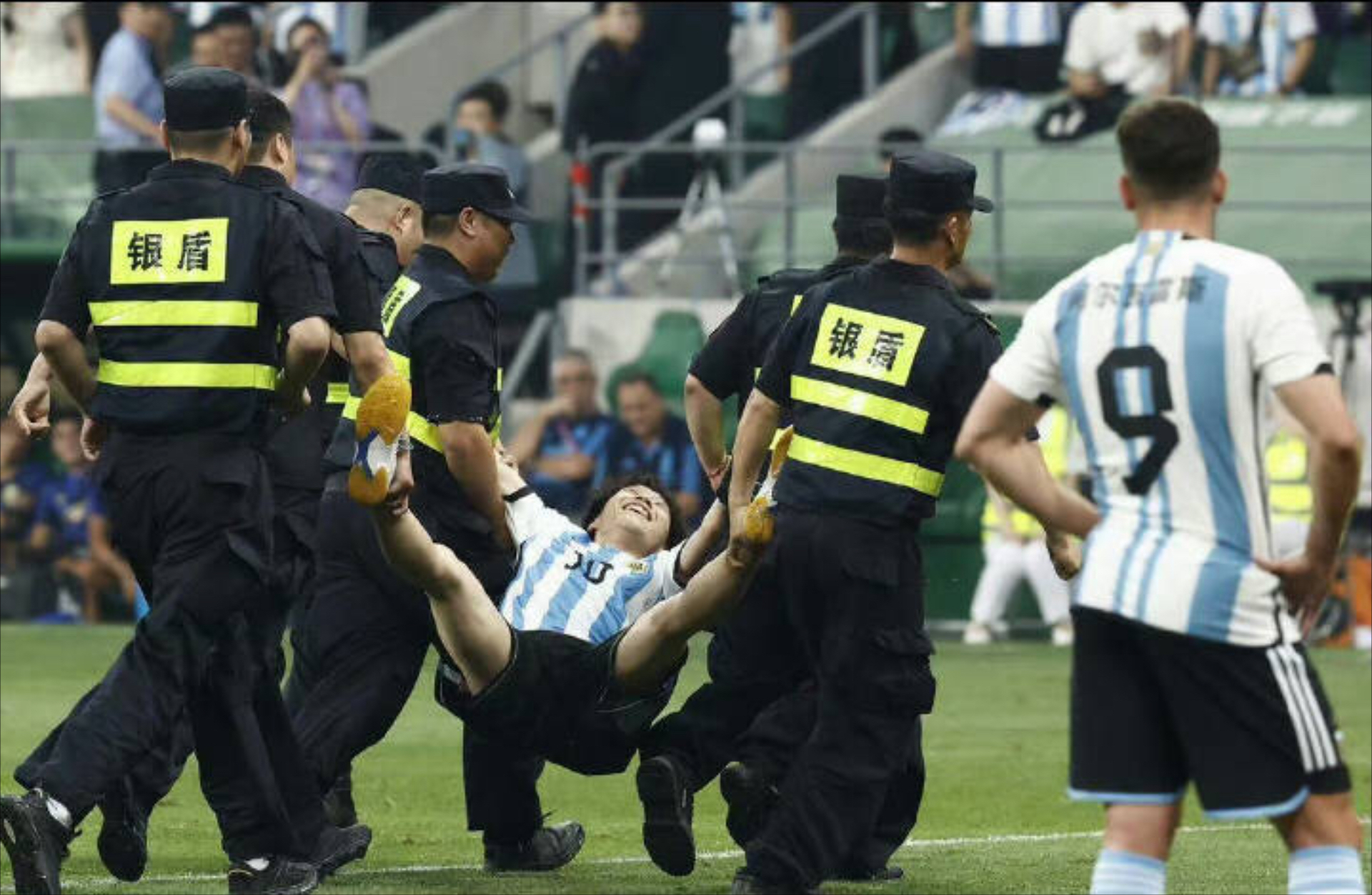 足球赛场上的惊险一幕，球迷热血沸腾