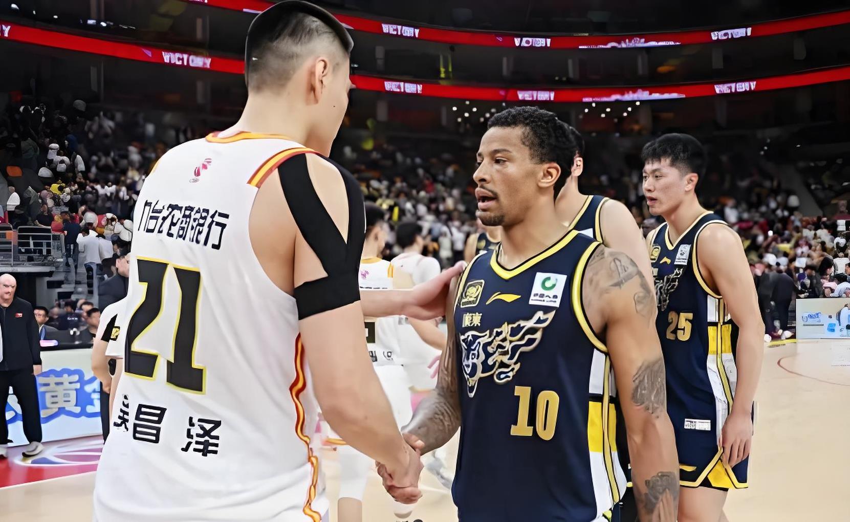 广州男篮外援抢眼,带领球队冲击前四 广州男篮外援抢眼,带领球队冲击前四