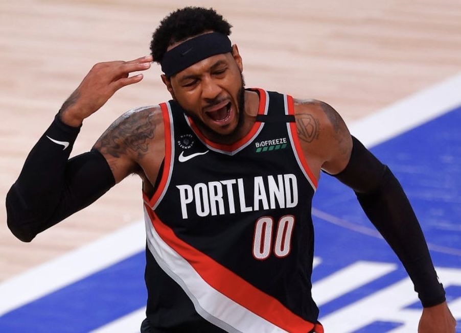 雄鹿主帅坠马受伤,赛季残局堪忧 雄鹿主帅坠马受伤,赛季残局堪忧