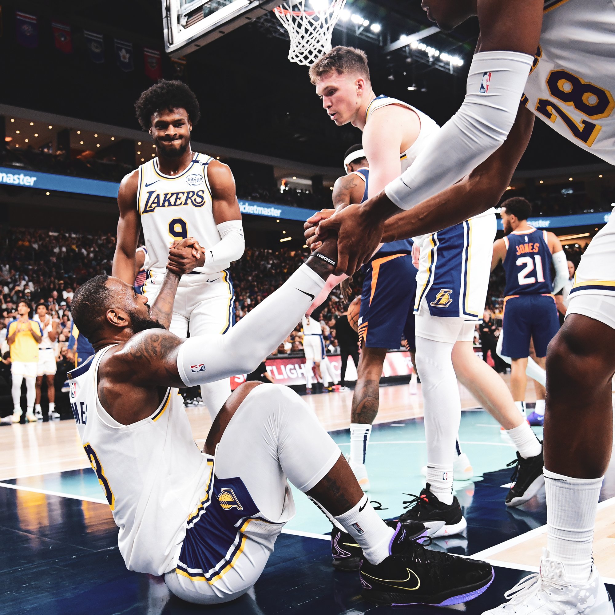 比赛中球员间的默契配合引人注目 比赛中球员间的默契配合引人注目