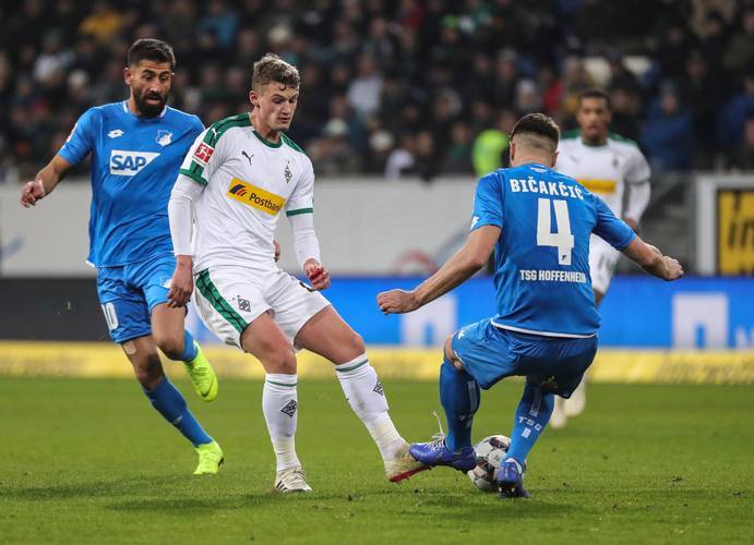 门兴格拉德巴赫客场战胜沙尔克04，实现反弹