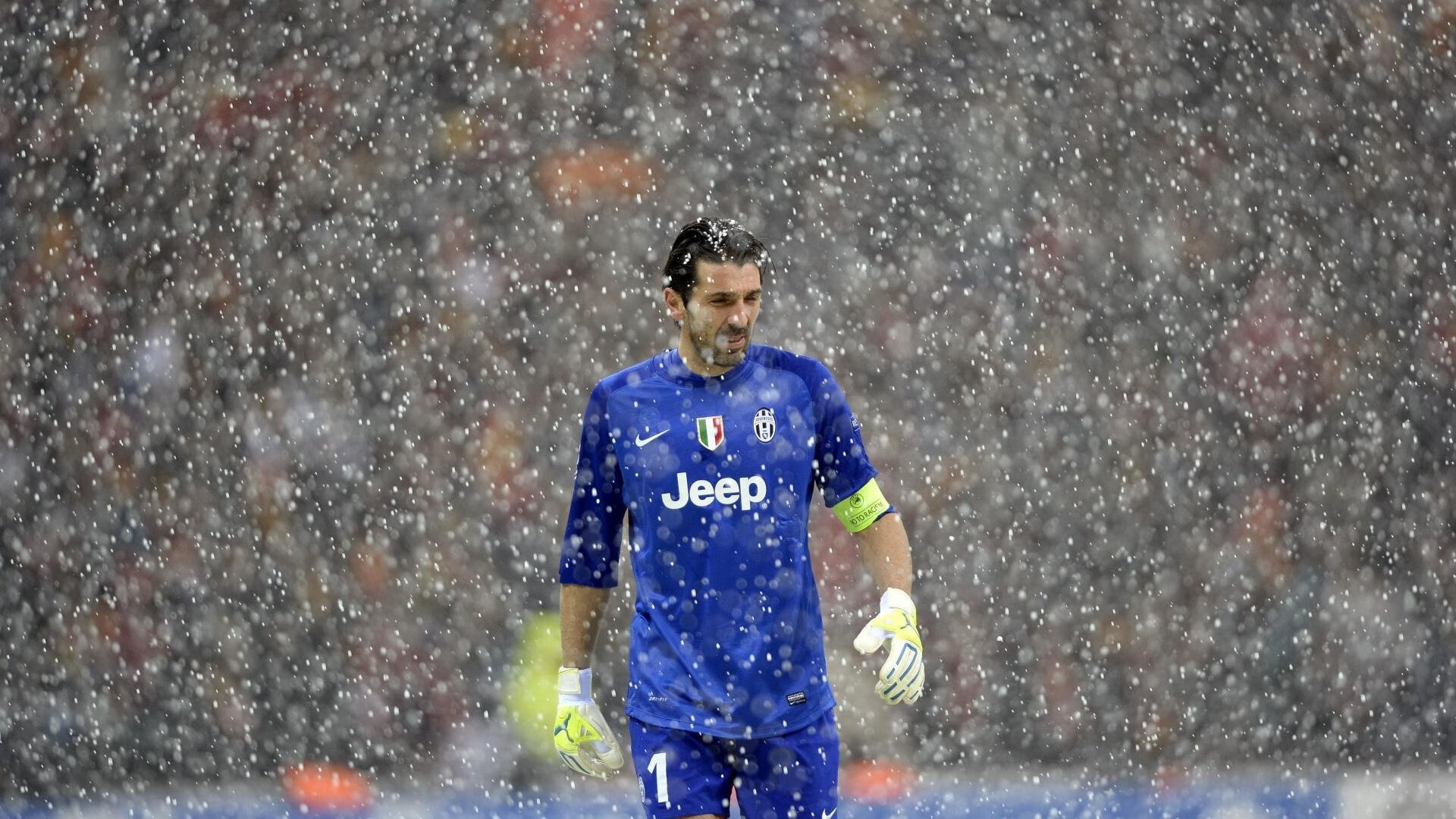 开云体育入口-F1街道赛之夜，那个扮演反派的阿拉巴，如何用孤独的清醒主宰了所有人的疯狂