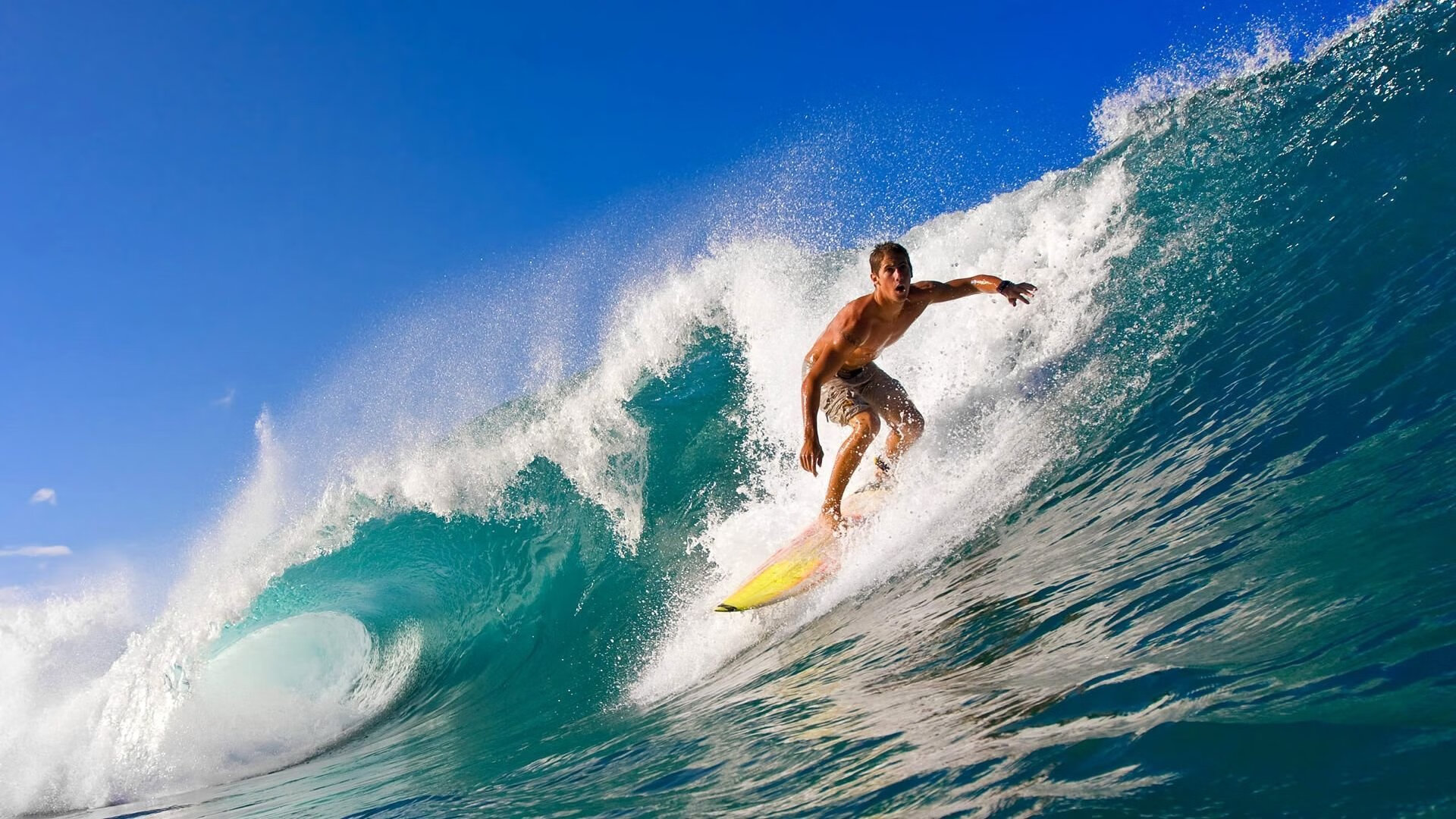F1街道赛之夜，那个扮演反派的阿拉巴，如何用孤独的清醒主宰了所有人的疯狂