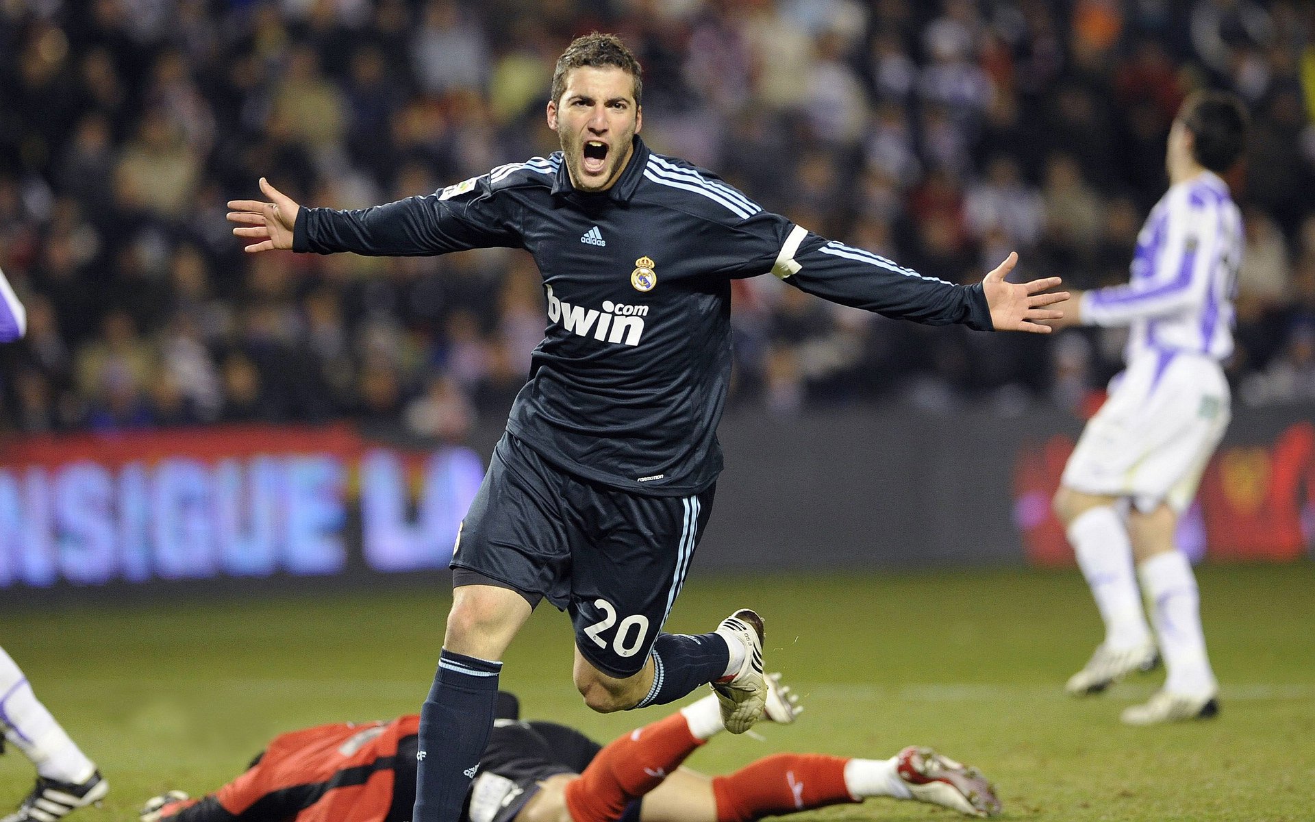 足球的两极,伊朗用锁链定义胜利,姆巴佩用天赋撕裂虚空