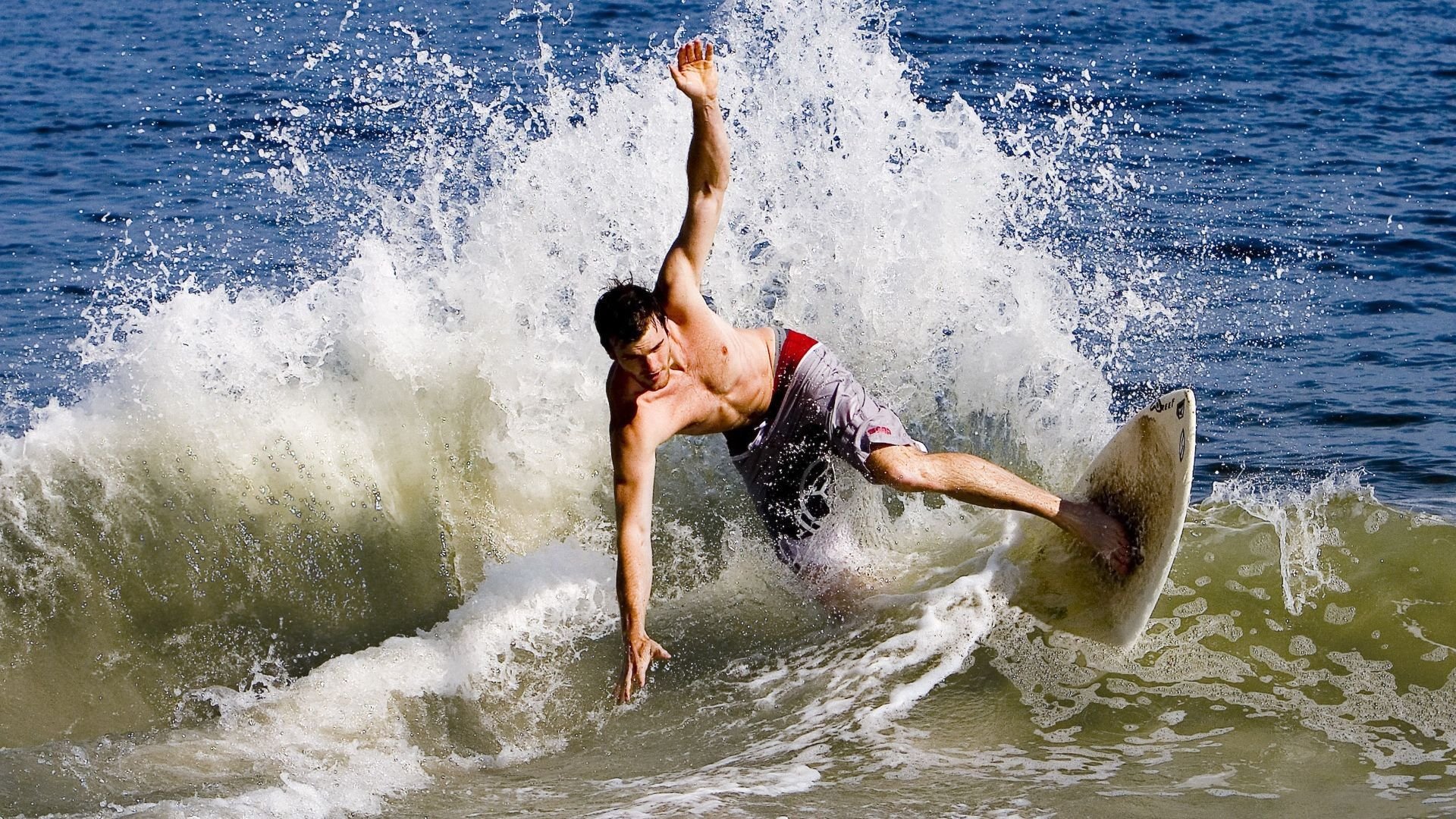 战车的咆哮,个人的突破,当迈凯伦的铁蹄碾过阿斯顿·马丁的贵族之梦